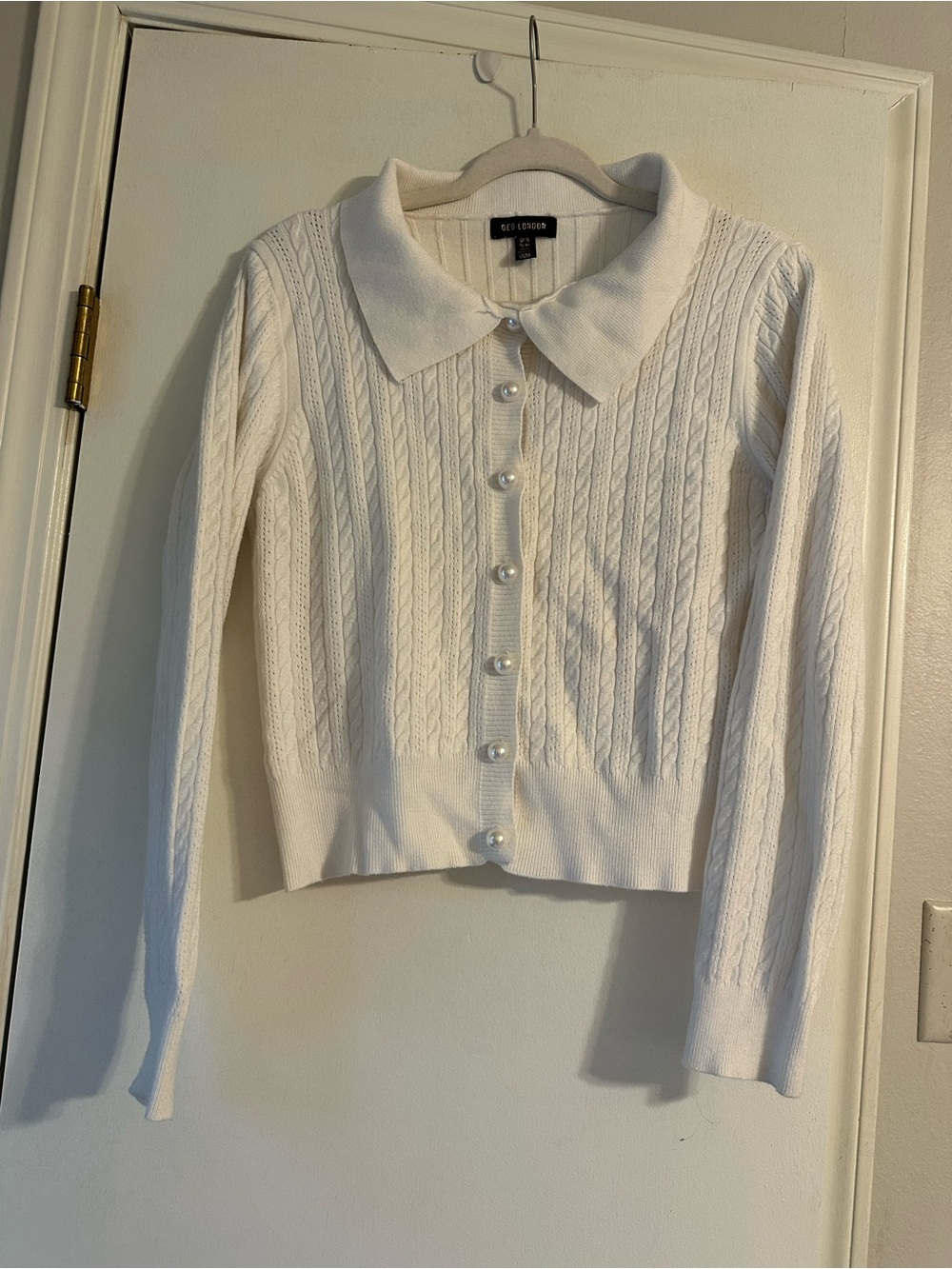 QED London White Cable-Knit Pearl Button Collar Cardigan